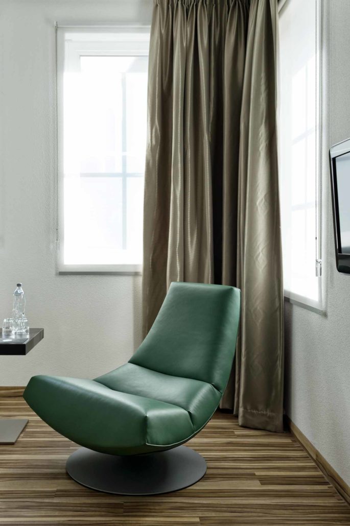 Inntel Hotels Amsterdam Zaandam - Factory hotel room chair details